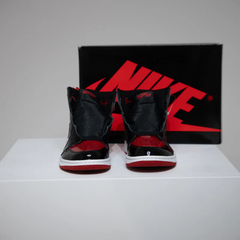 Jordan 1 High Patent Bred (Taille 42) - Image 2