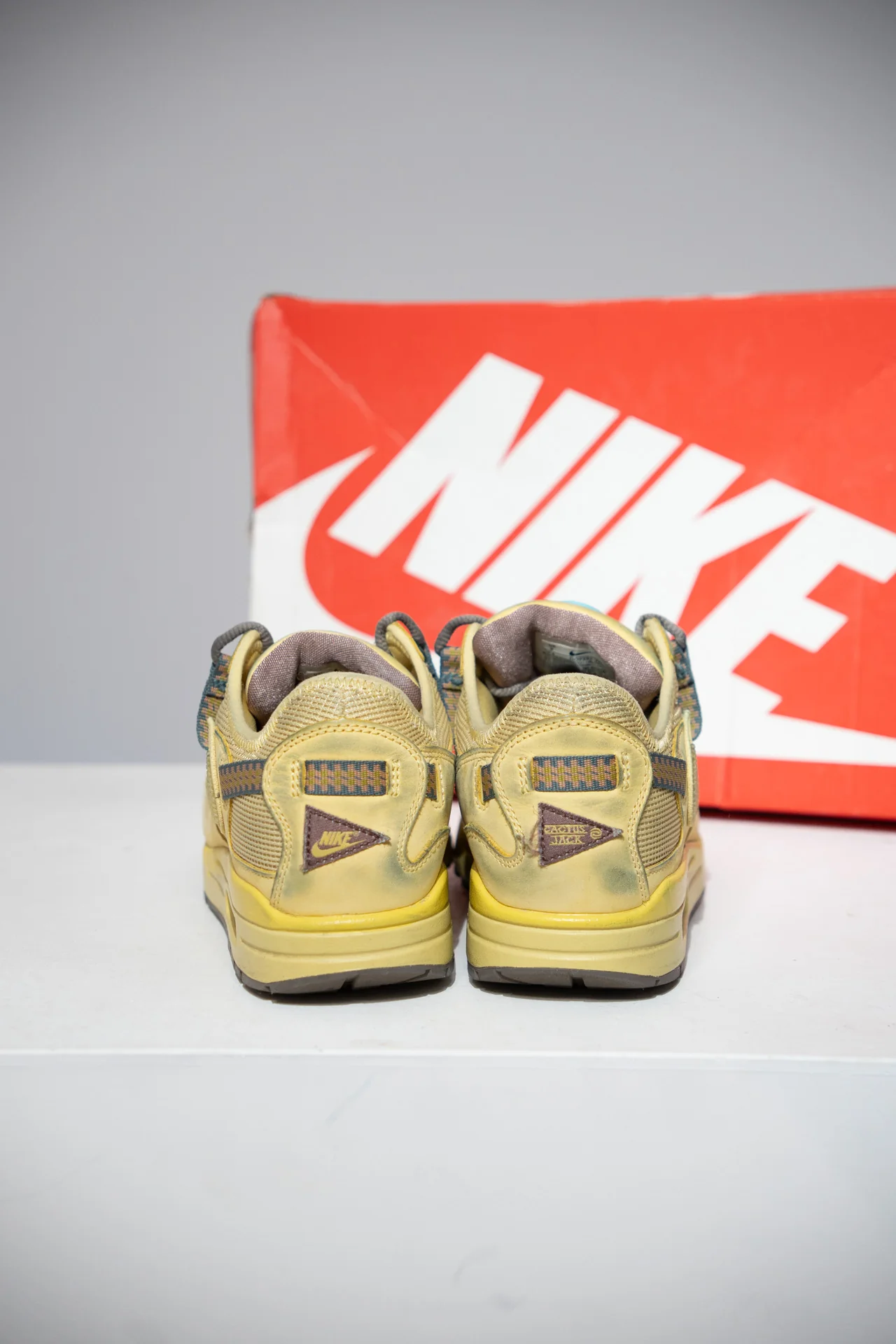 Air Max 1 Travis scott Saturn Gold (Taille 42,5) - Image 3