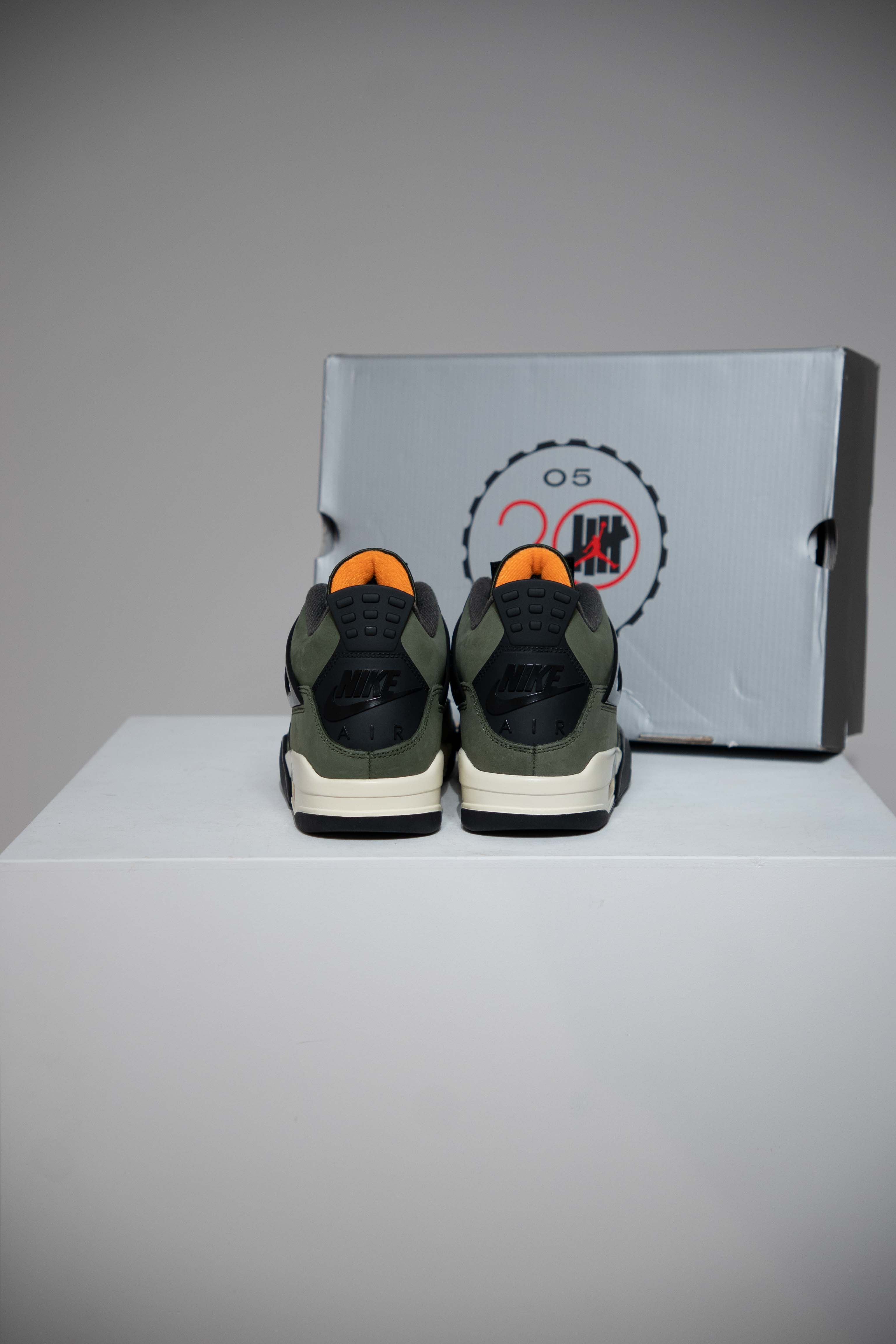 Jordan 4 Undefeated (Taille 40) - Image 3