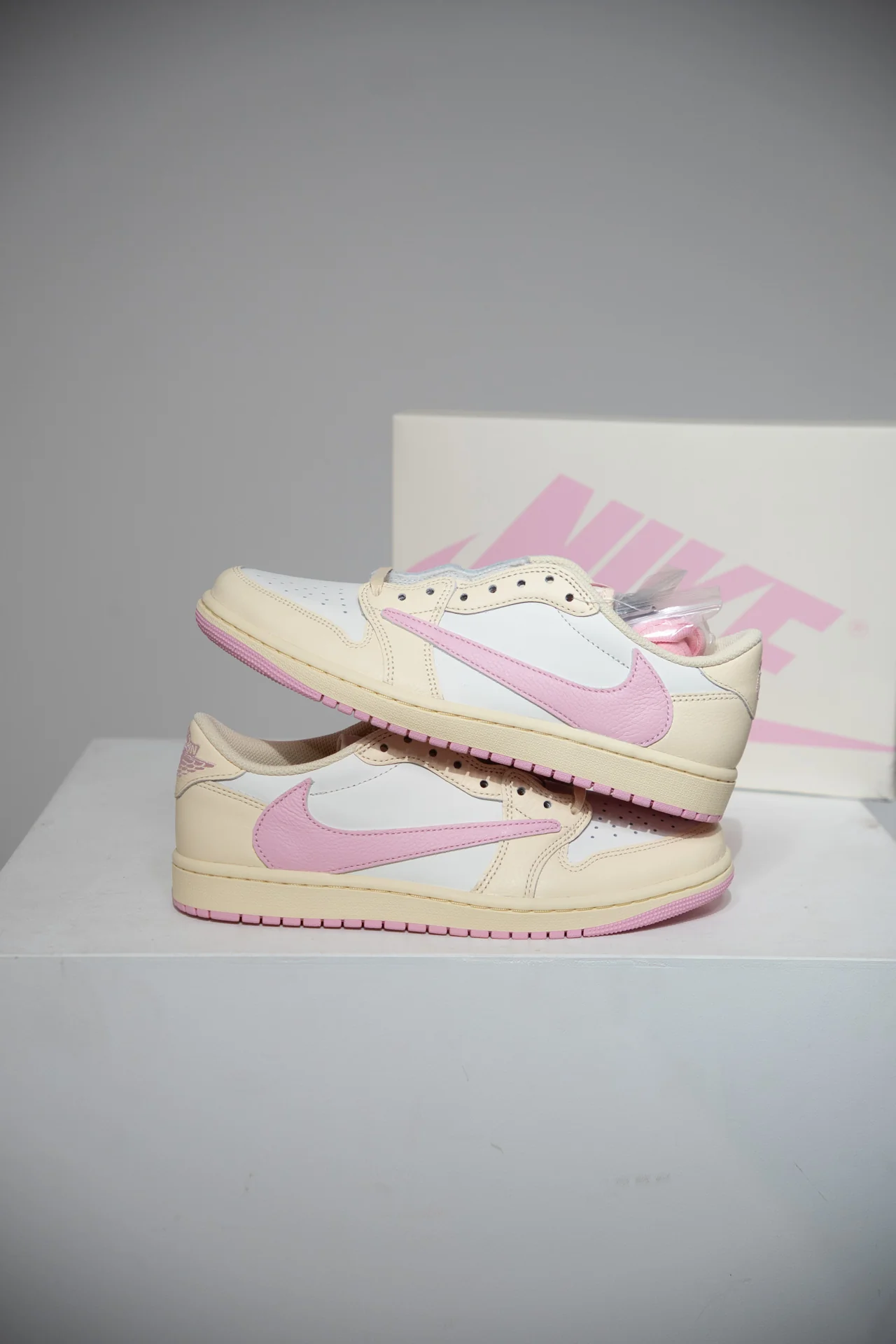 Jordan 1 Low Travis Scott Shy Pink (Taille 44)