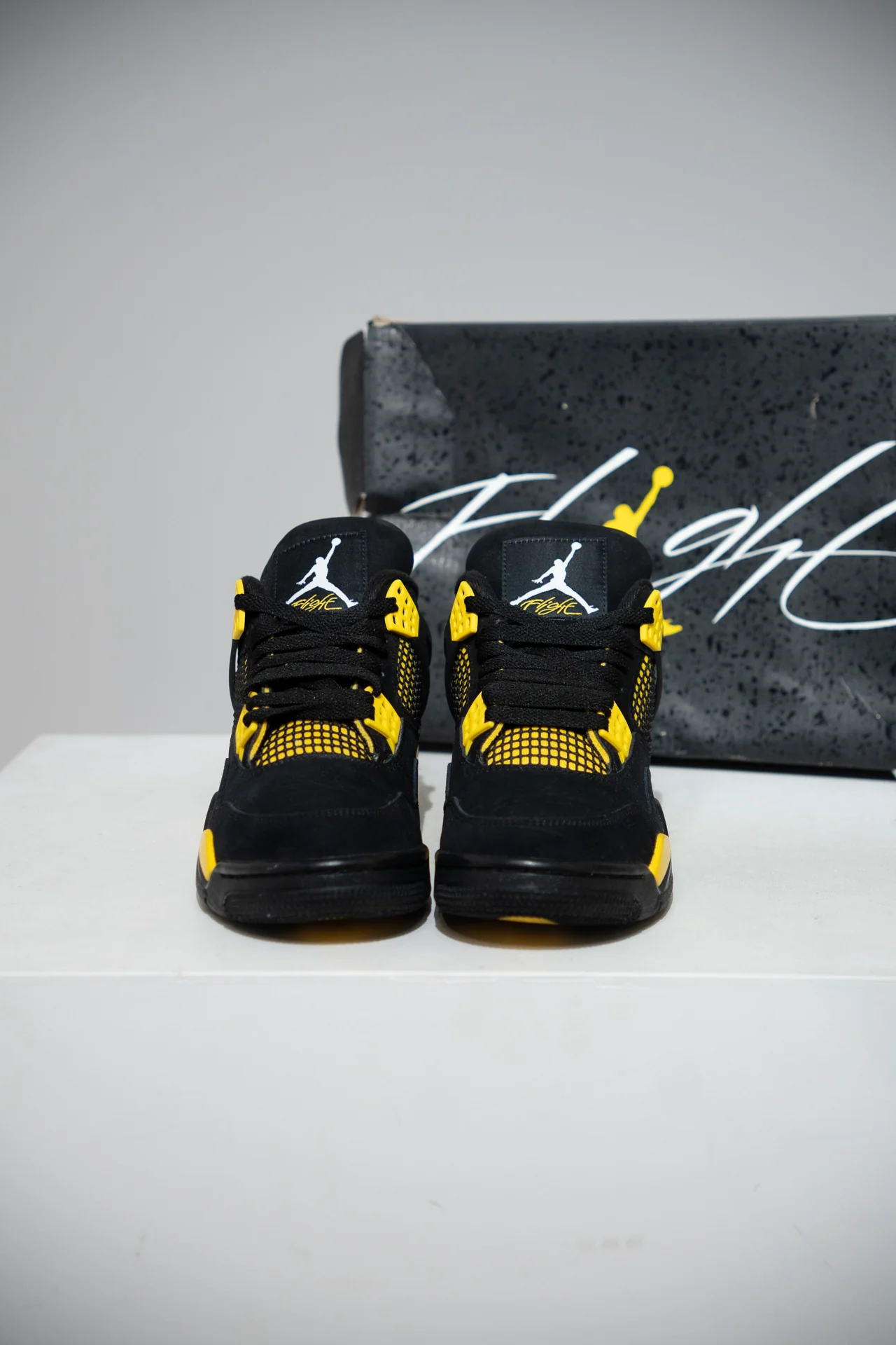 Jordan 4 Thunder (Taille 41) - Image 2