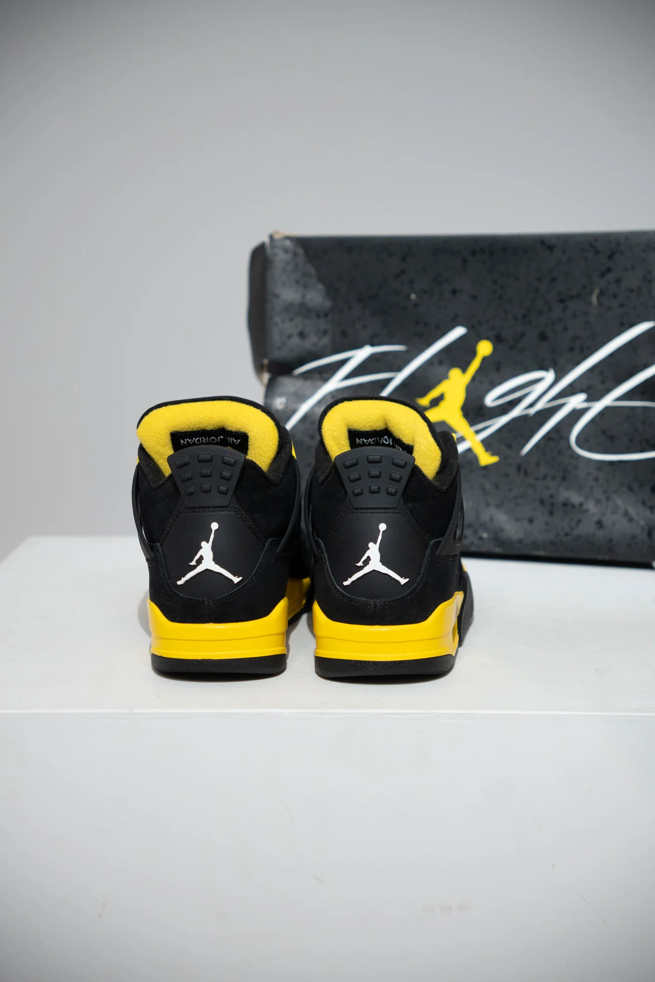 Jordan 4 Thunder (Taille 41) - Image 3