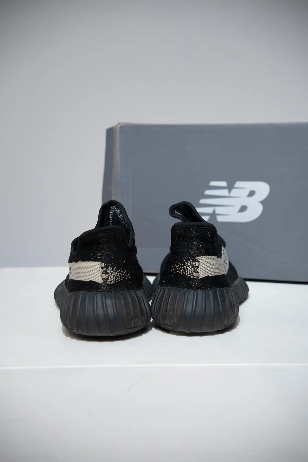 Yeezy 350 V2 Oreo (Taille 42) - Image 3