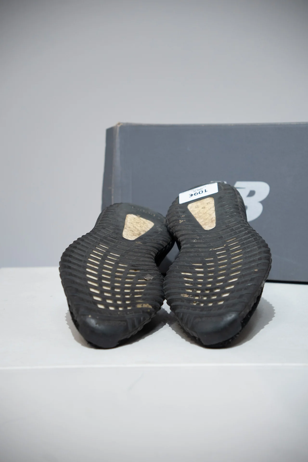 Yeezy 350 V2 Oreo (Taille 42) - Image 4