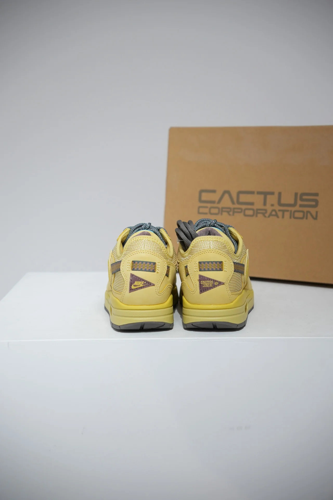 Air Max 1 Travis scott Saturn Gold (Taille 37,5) - Image 3