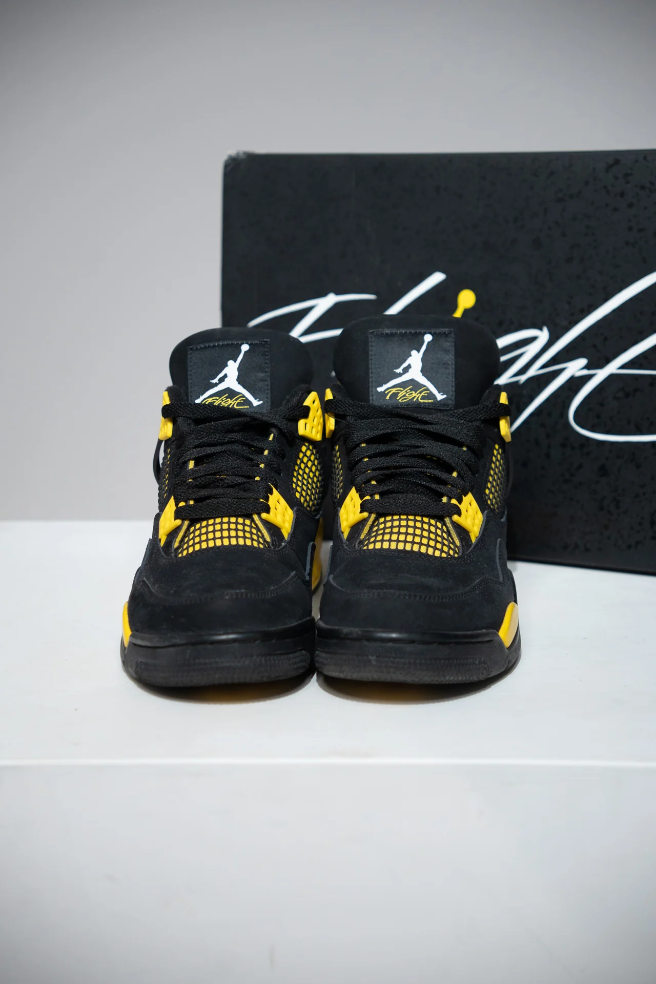Jordan 4 Thunder (Taille 43) - Image 2