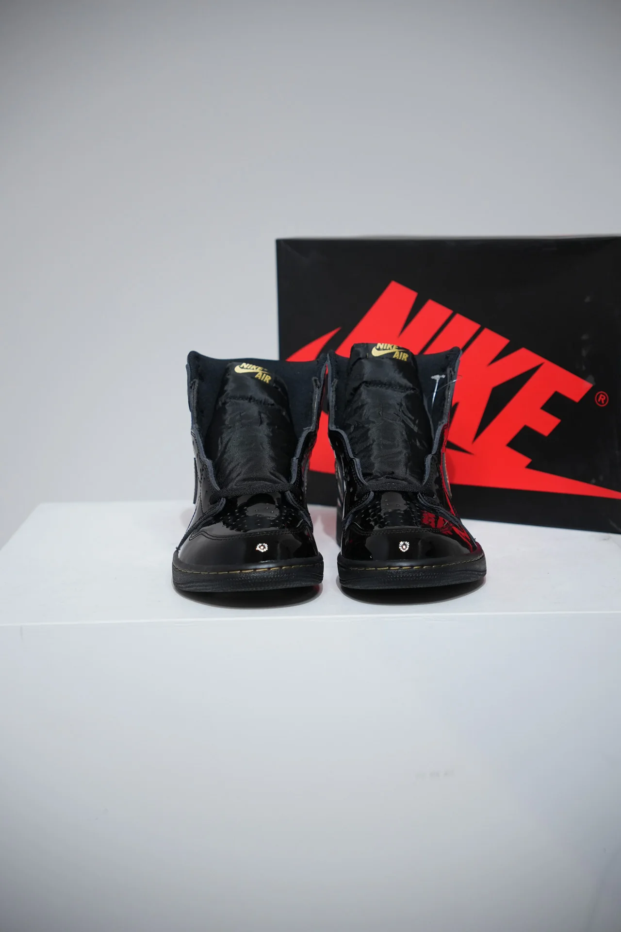 Jordan 1 High Black Metallic Gold (Taille 37,5) - Image 3
