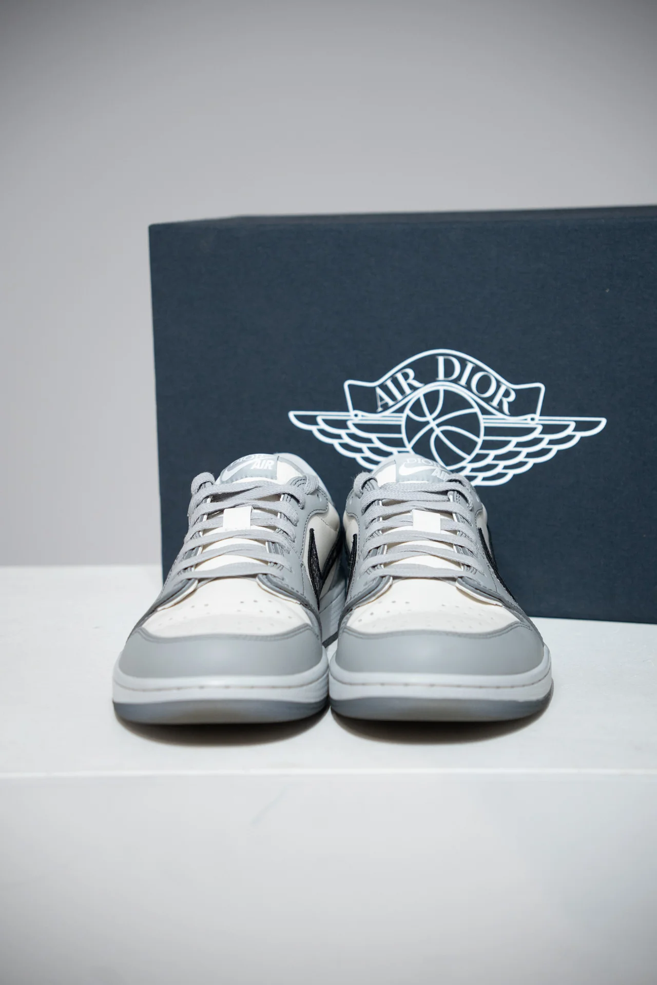 Jordan 1 Low Dior (Taille 45,5) - Image 2