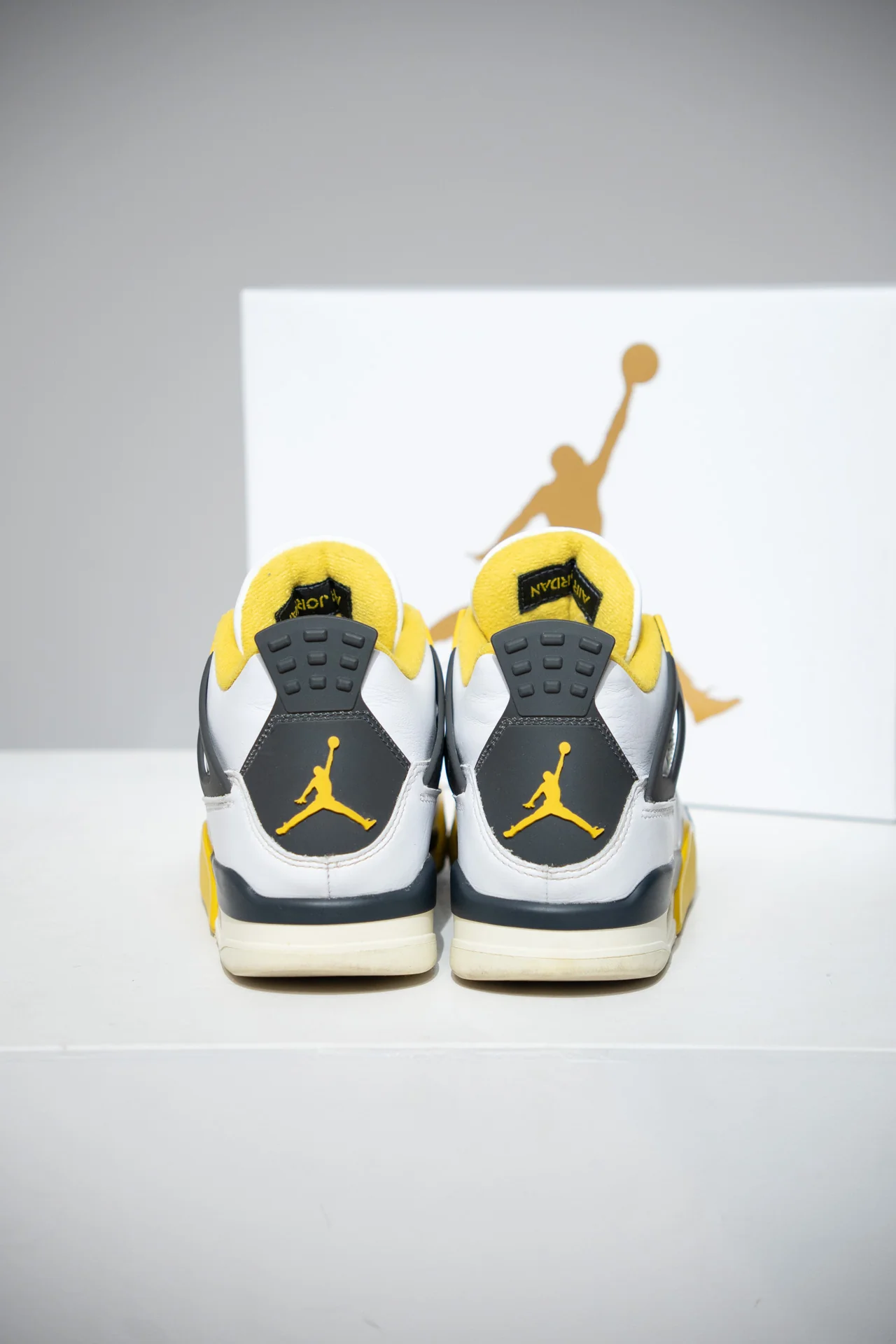 Jordan 4 Vivid Sulfur (Taille 38,5) - Image 3
