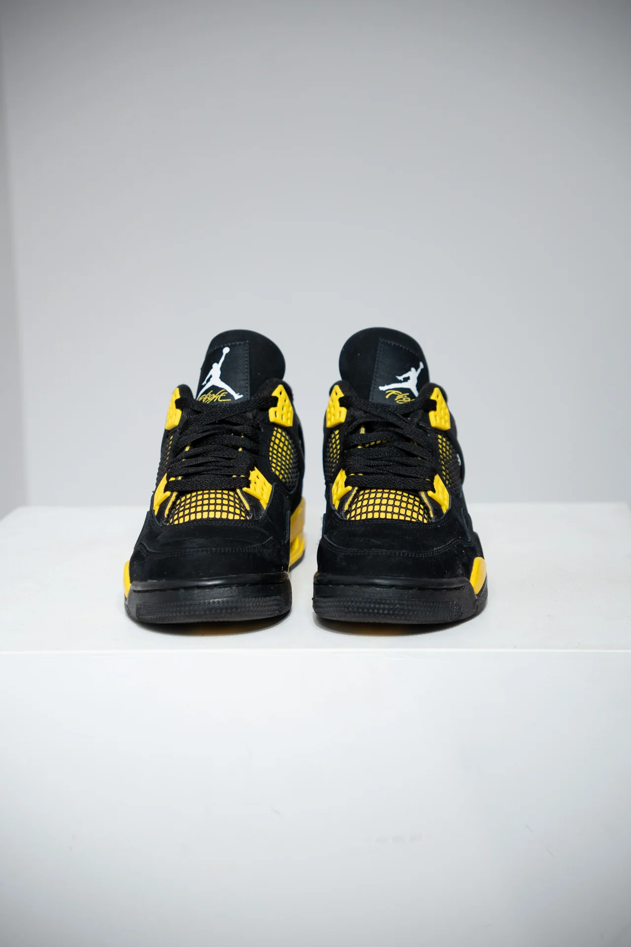Jordan 4 Thunder (Taille 42,5) - Image 2