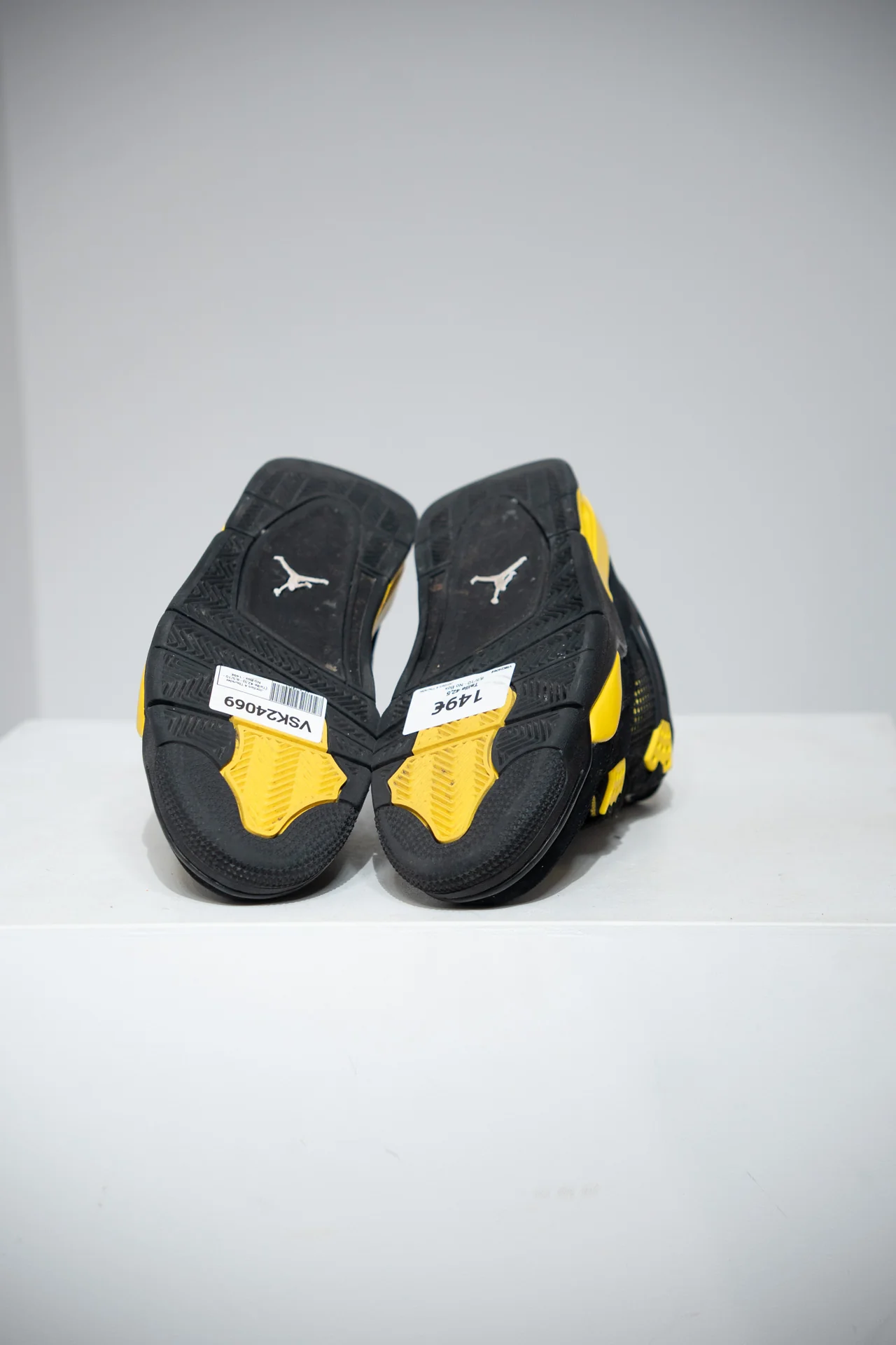 Jordan 4 Thunder (Taille 42,5) - Image 3