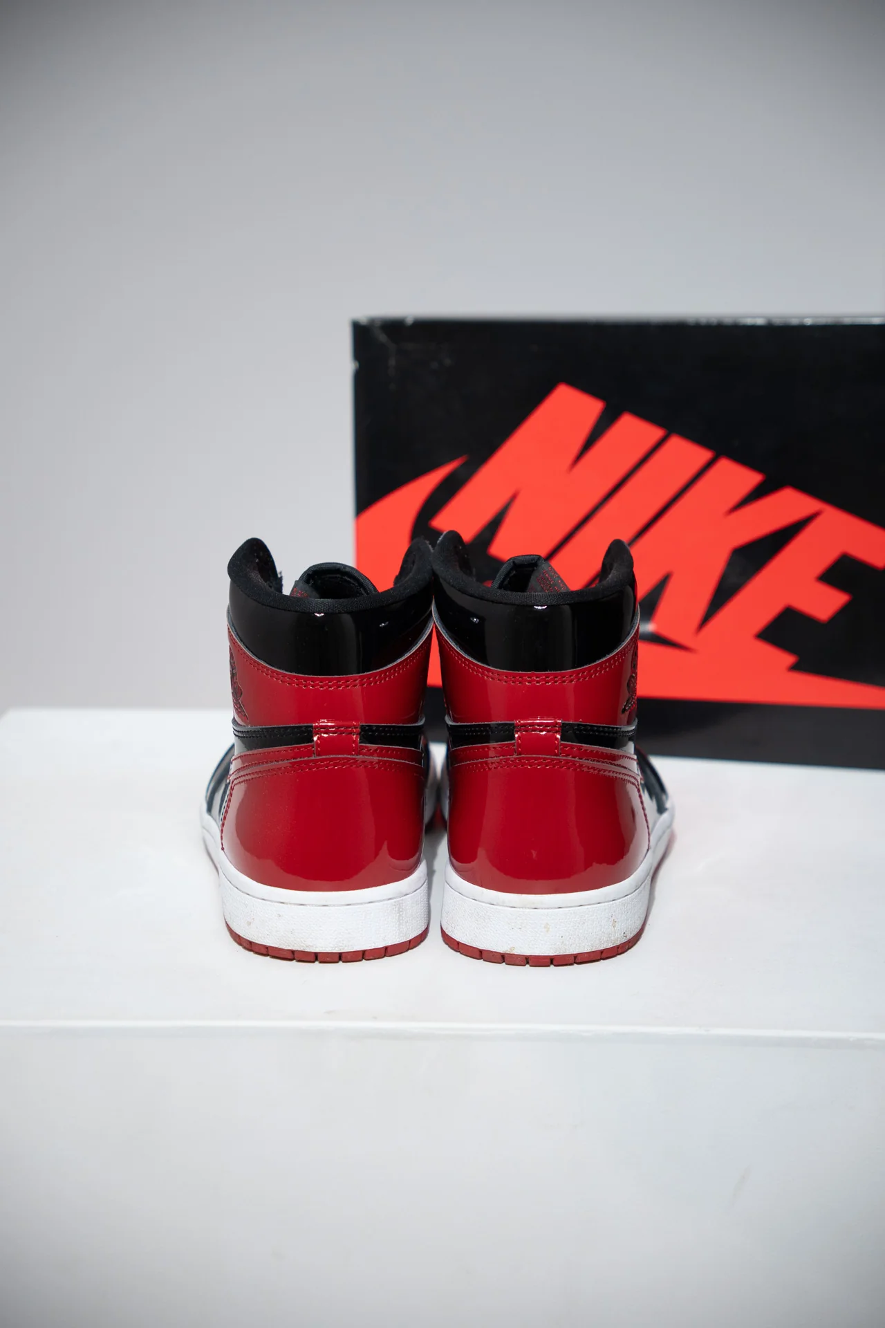 Jordan 1 High Patent Bred (Taille 42,5) - Image 2