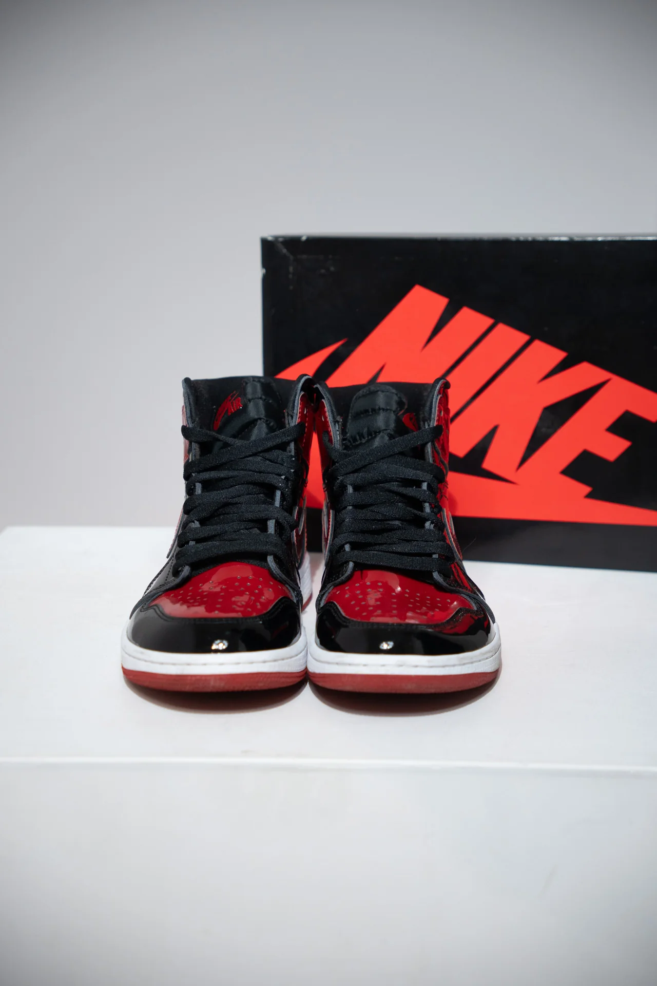 Jordan 1 High Patent Bred (Taille 42,5) - Image 3