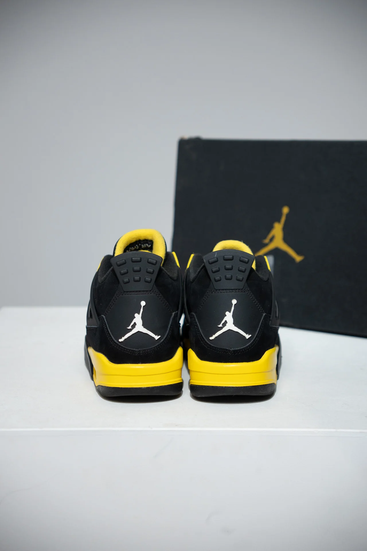 Jordan 4 Thunder GS (Taille 38,5) - Image 4