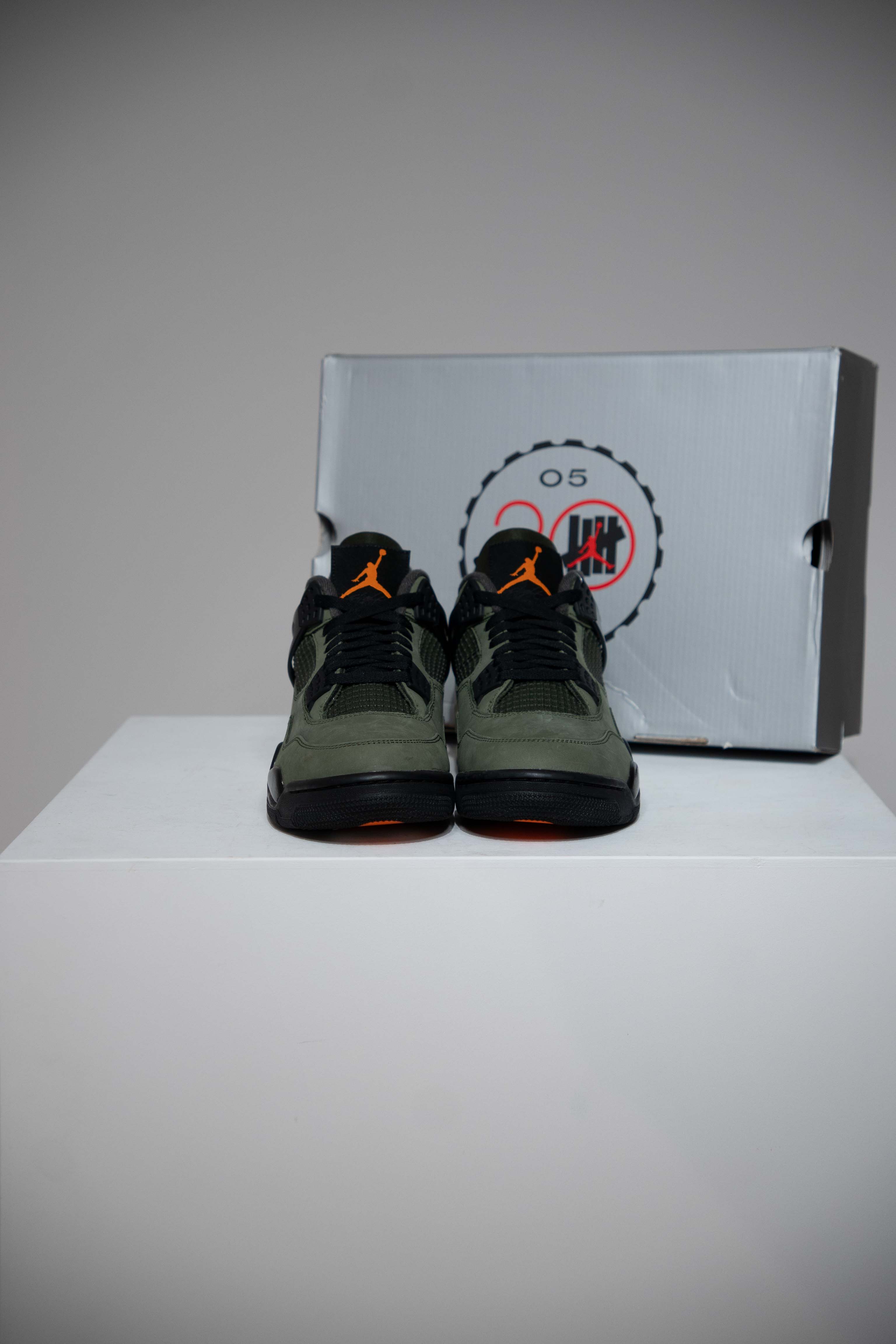 Jordan 4 Undefeated (Taille 41) - Image 2