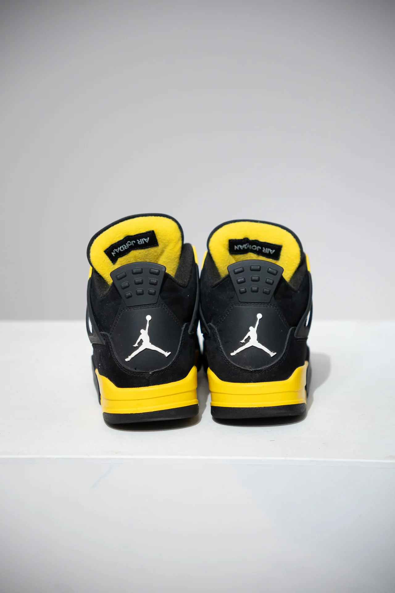 Jordan 4 Thunder (Taille 41) - Image 3