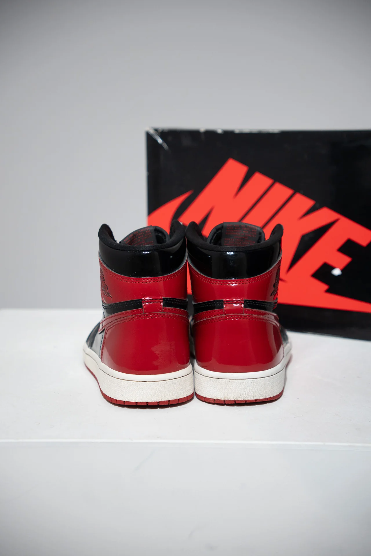 Jordan 1 High Patent Bred (Taille 42) - Image 2