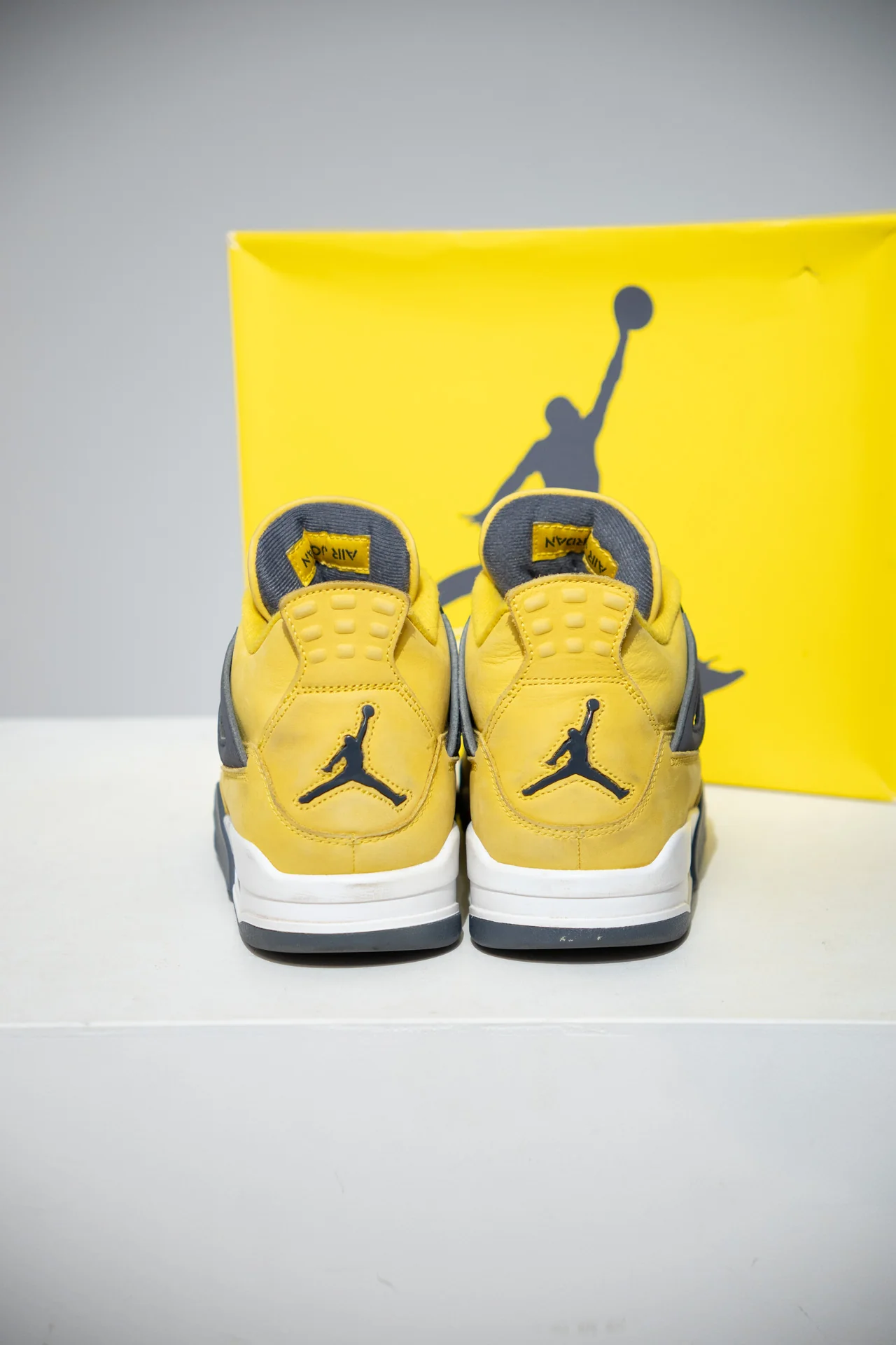Jordan 4 Lightning (Taille 43) - Image 3