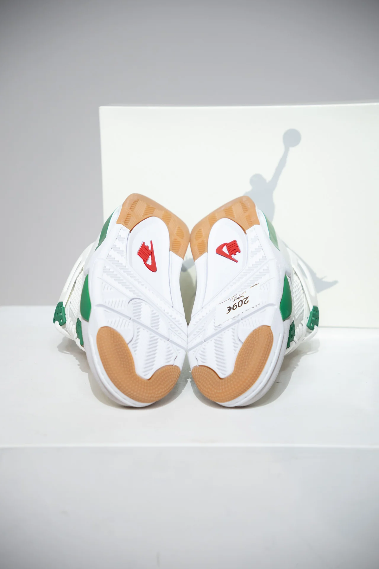 Jordan 4 SB pine Green (Taille 41) - Image 4