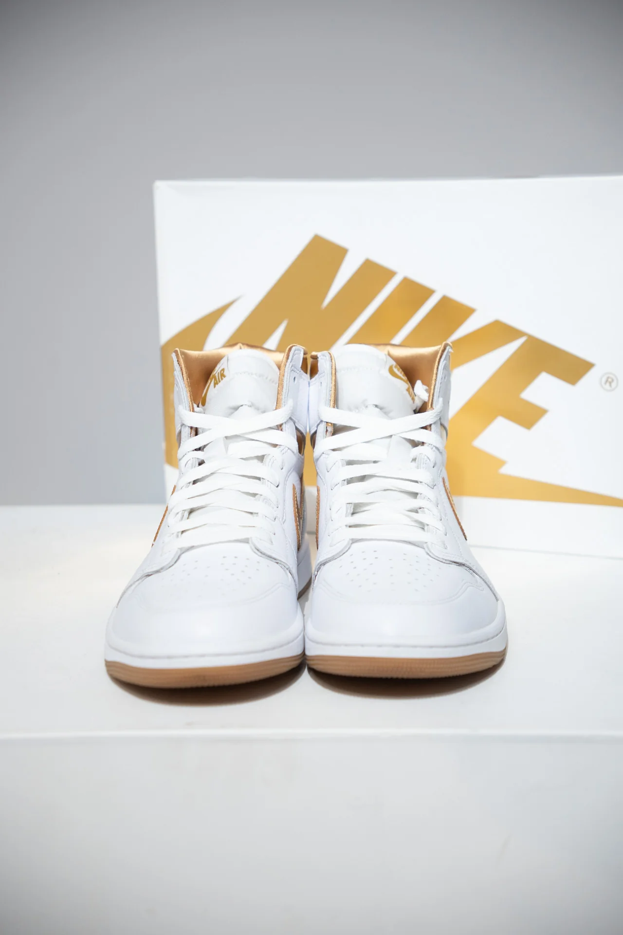 Jordan 1 High White Metallic Gold (Taille 43) - Image 2