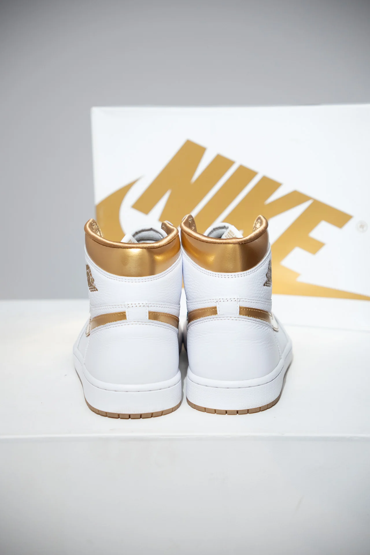 Jordan 1 High White Metallic Gold (Taille 43) - Image 3