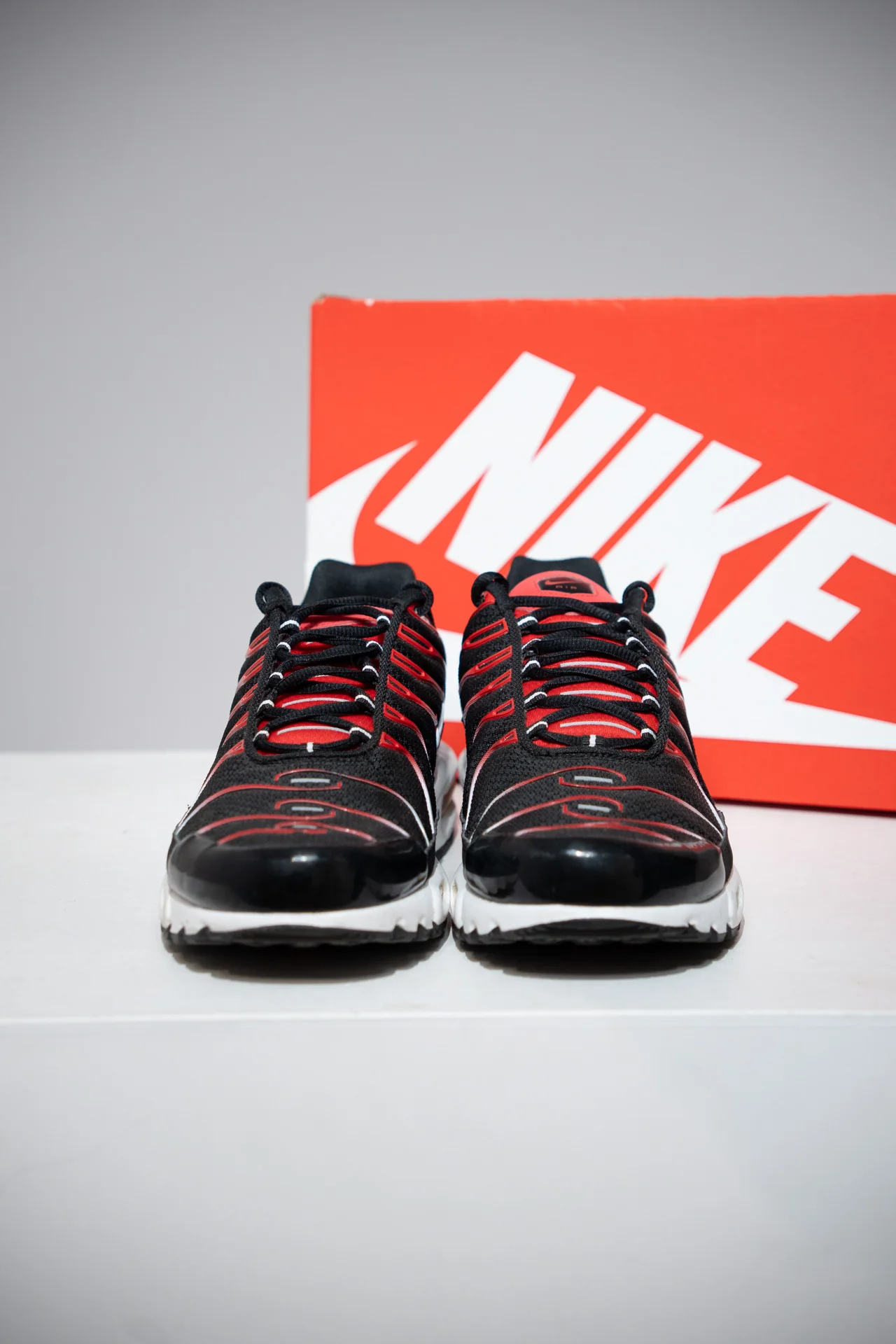Air Max Plus (TN) Black White University Red (Taille 45,5) - Image 2