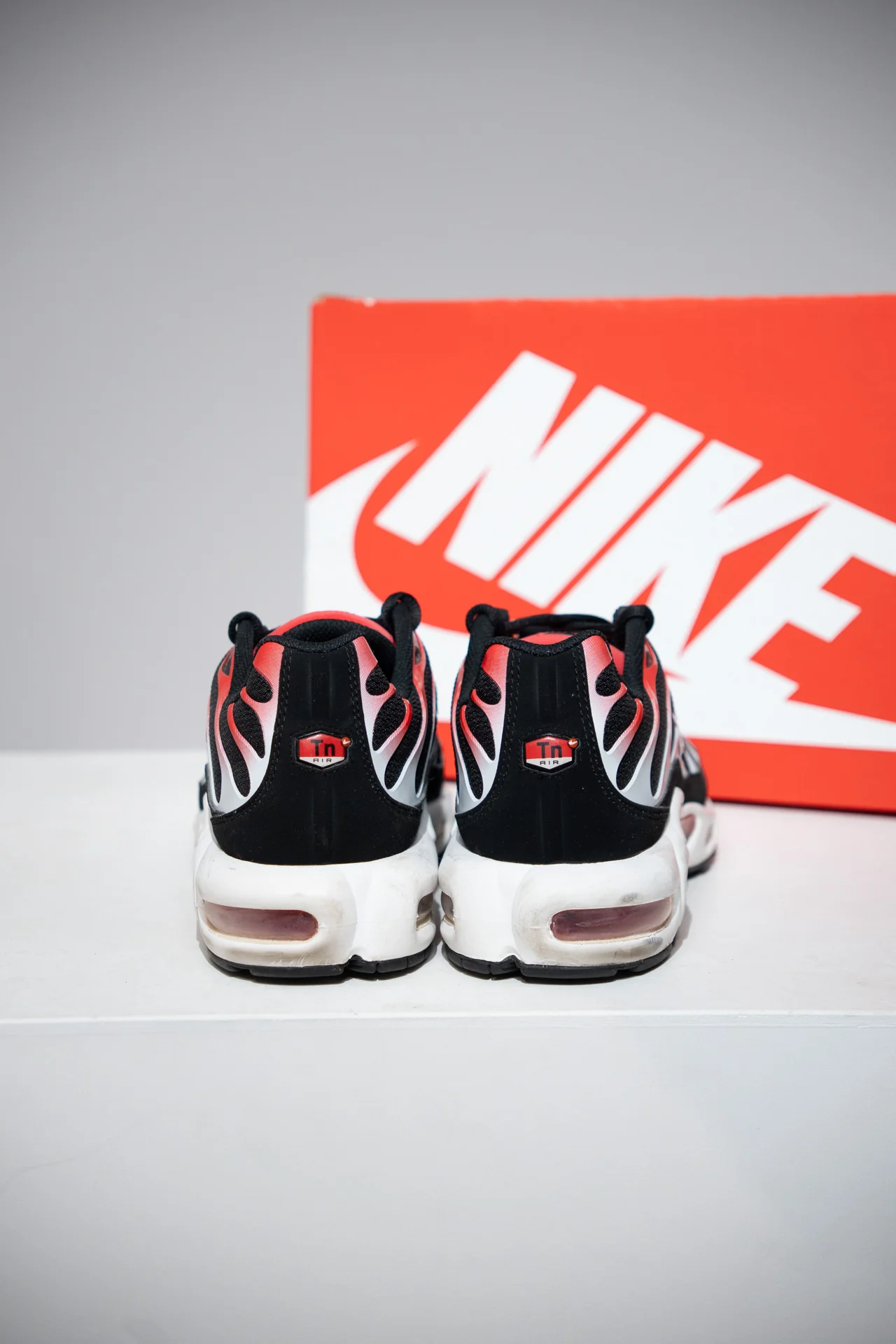 Air Max Plus (TN) Black White University Red (Taille 45,5) - Image 5