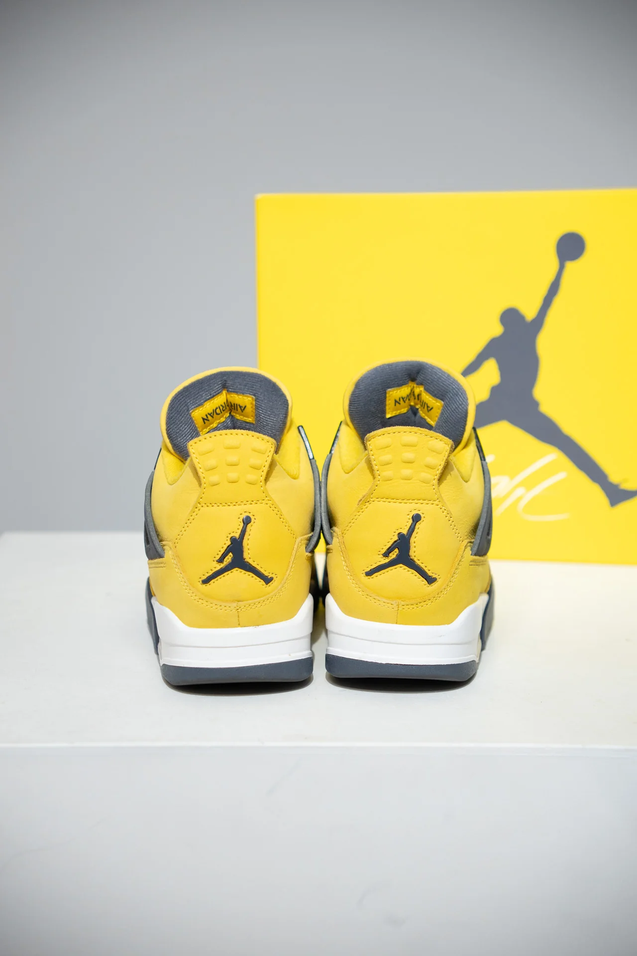 Jordan 4 Lightning (Taille 40,5) - Image 3