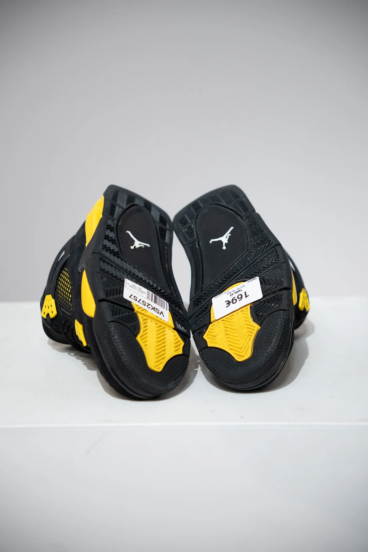 Jordan 4 Thunder (Taille 43) - Image 3