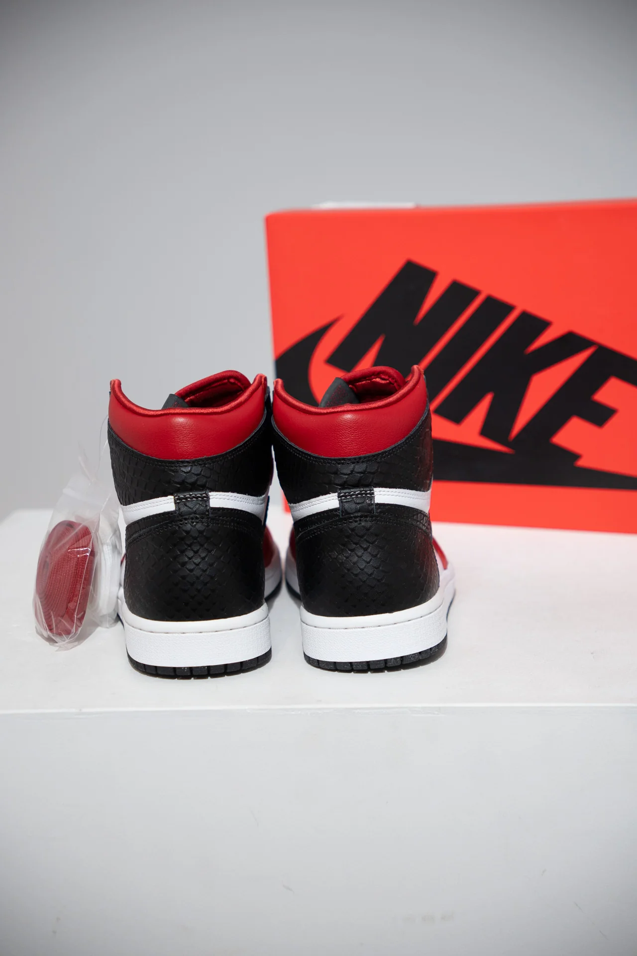 Jordan 1 High Satin Snake (Taille 40) - Image 3