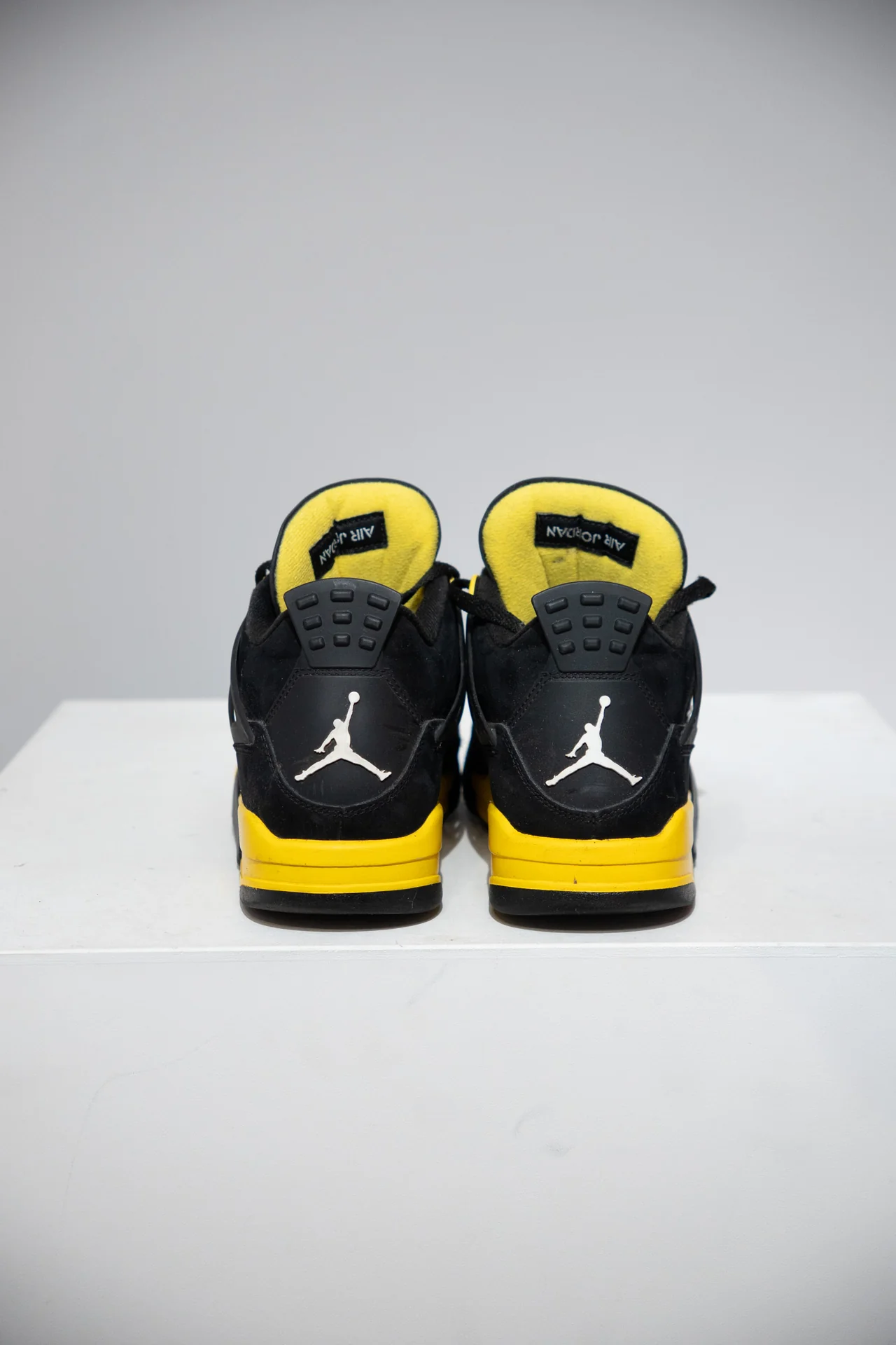 Jordan 4 Thunder (Taille 44) - Image 2