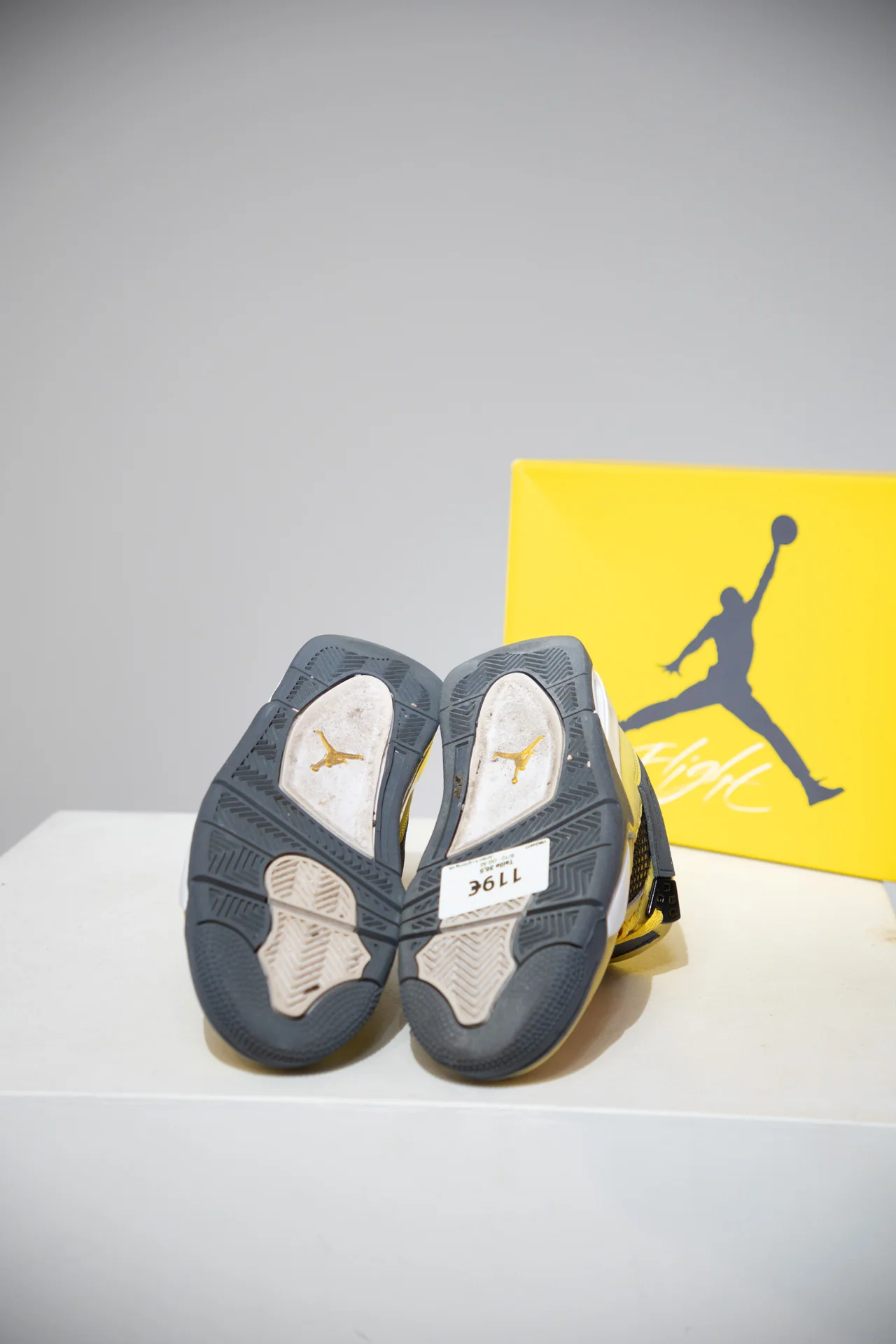 Jordan 4 Lightning GS (Taille 36,5) - Image 4