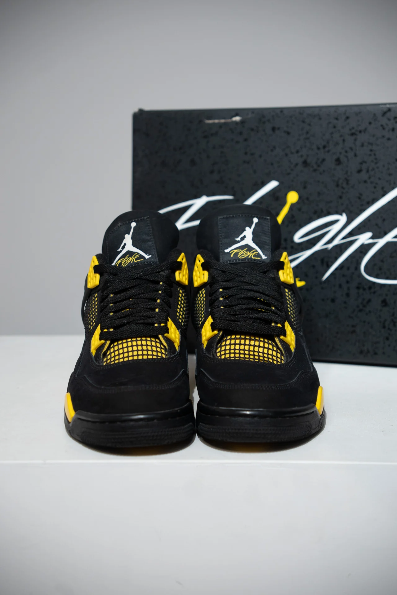 Jordan 4 Thunder (Taille 44) - Image 2