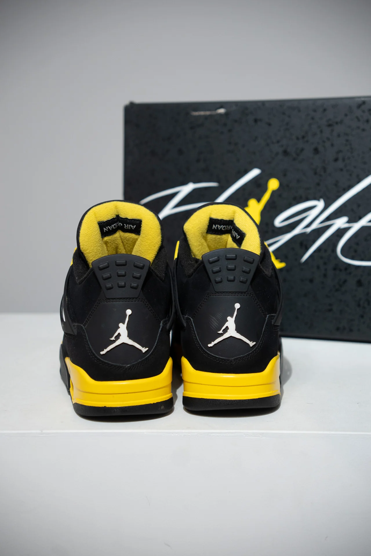 Jordan 4 Thunder (Taille 44) - Image 4