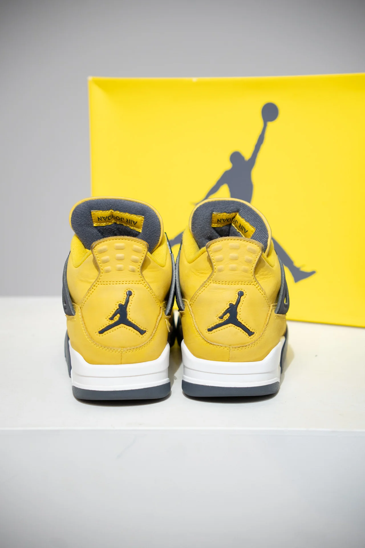 Jordan 4 Lightning (Taille 43) - Image 2