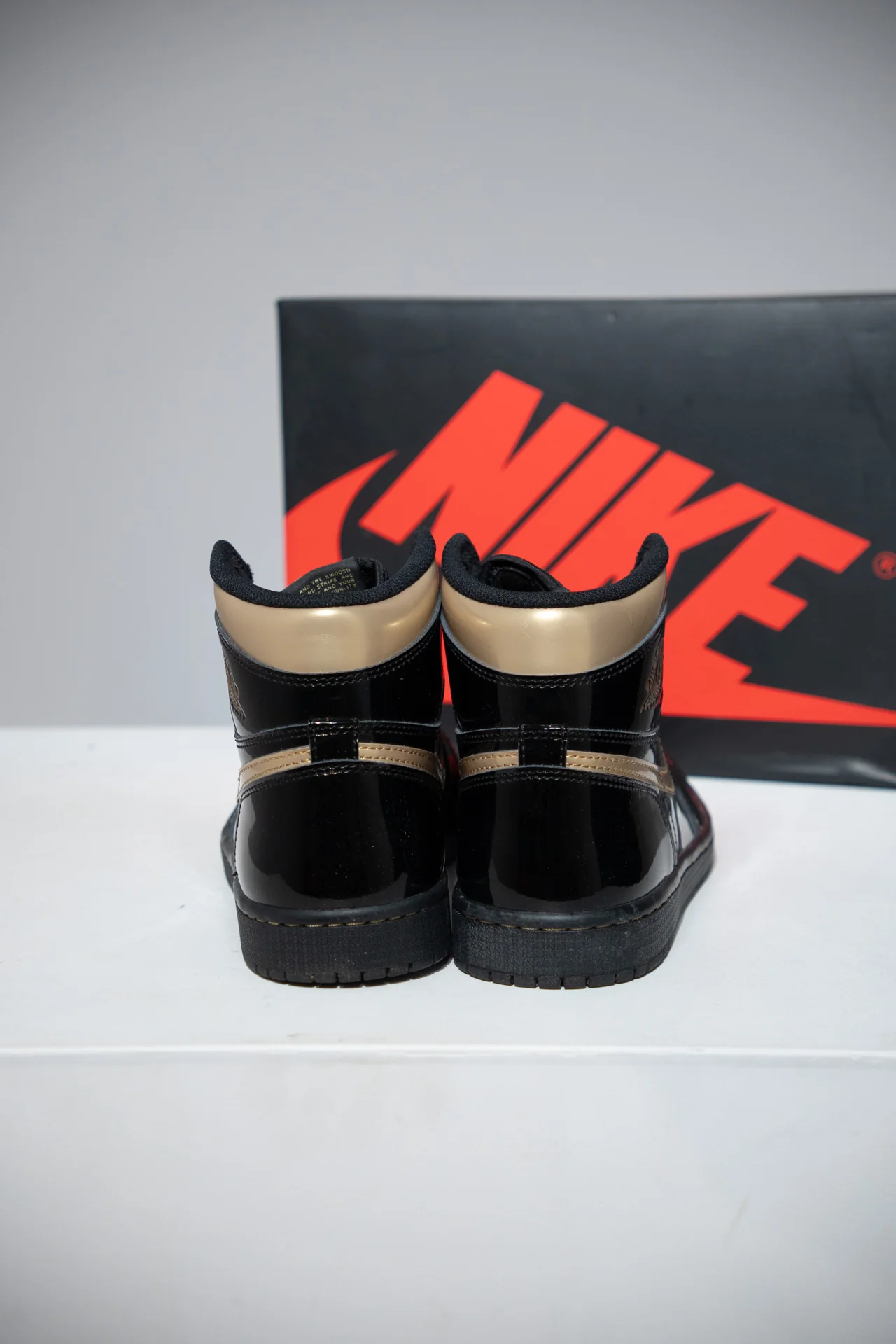 Jordan 1 High Metallic Gold (Taille 41) - Image 2
