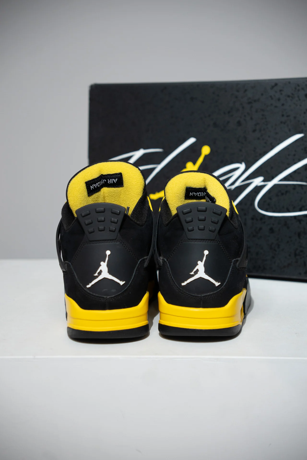 Jordan 4 Thunder (Taille 45) - Image 3