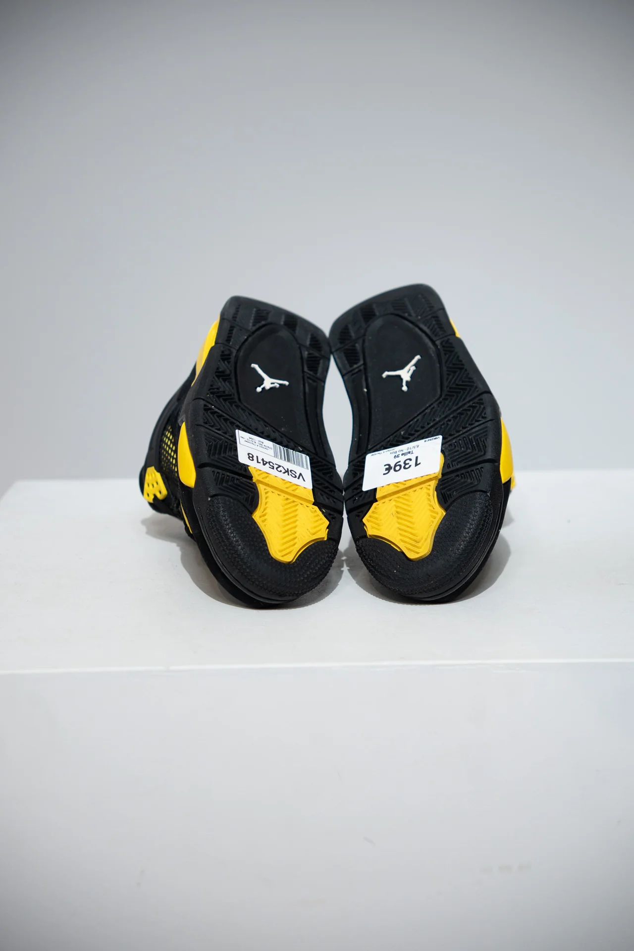 Jordan 4 Thunder (Taille 39) - Image 4