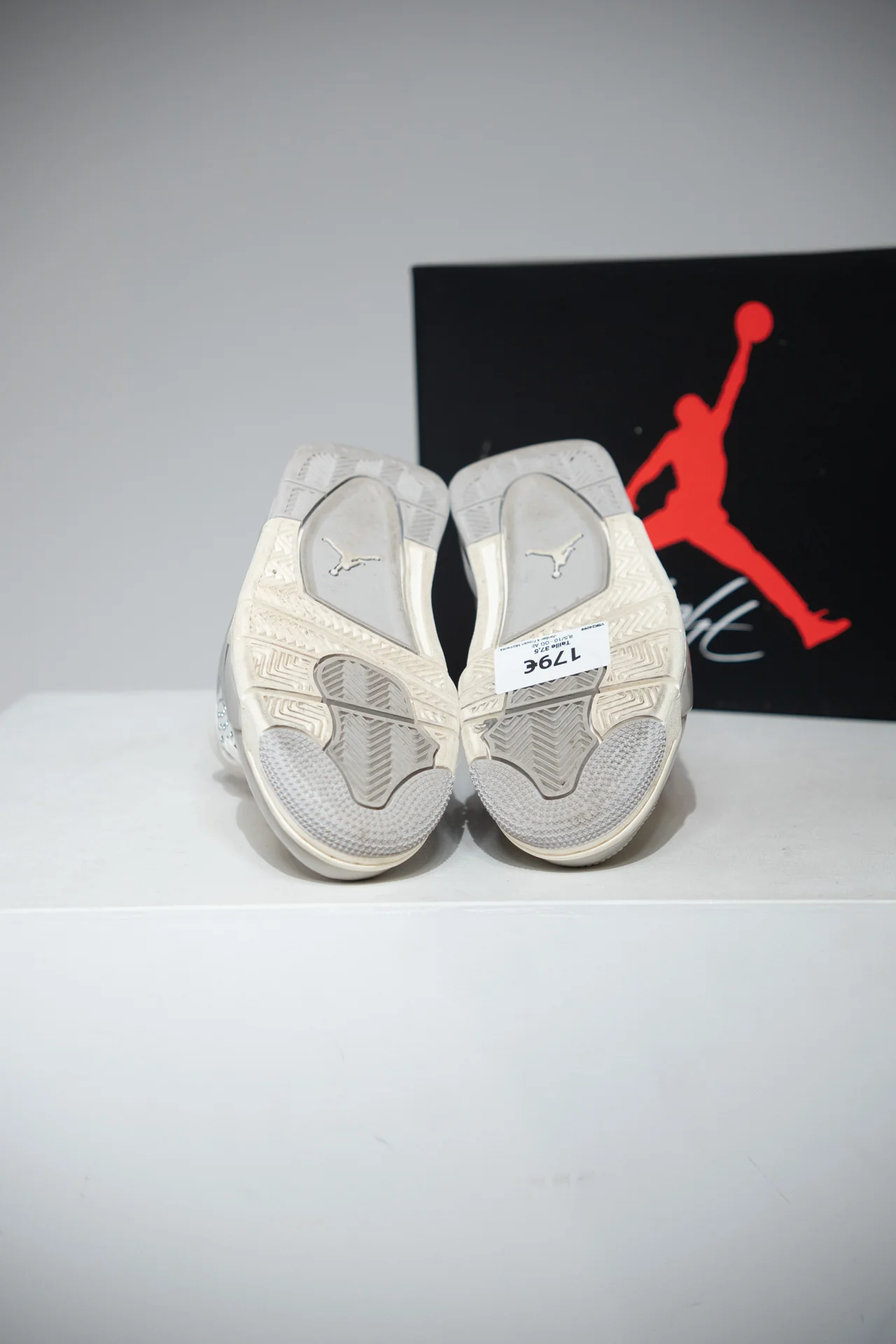 Jordan 4 Frozen Moments (Taille 37,5) - Image 3